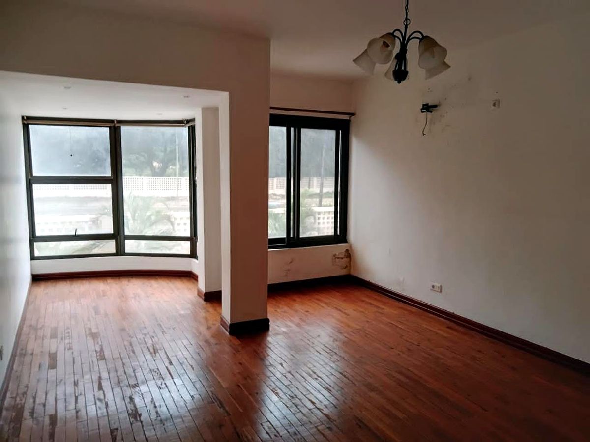 VENDE-SE: Geminada Triplex, T3 + Cave na Shommershield. A propriedade pode ser transformada em até T8/10 consoante necessidade.