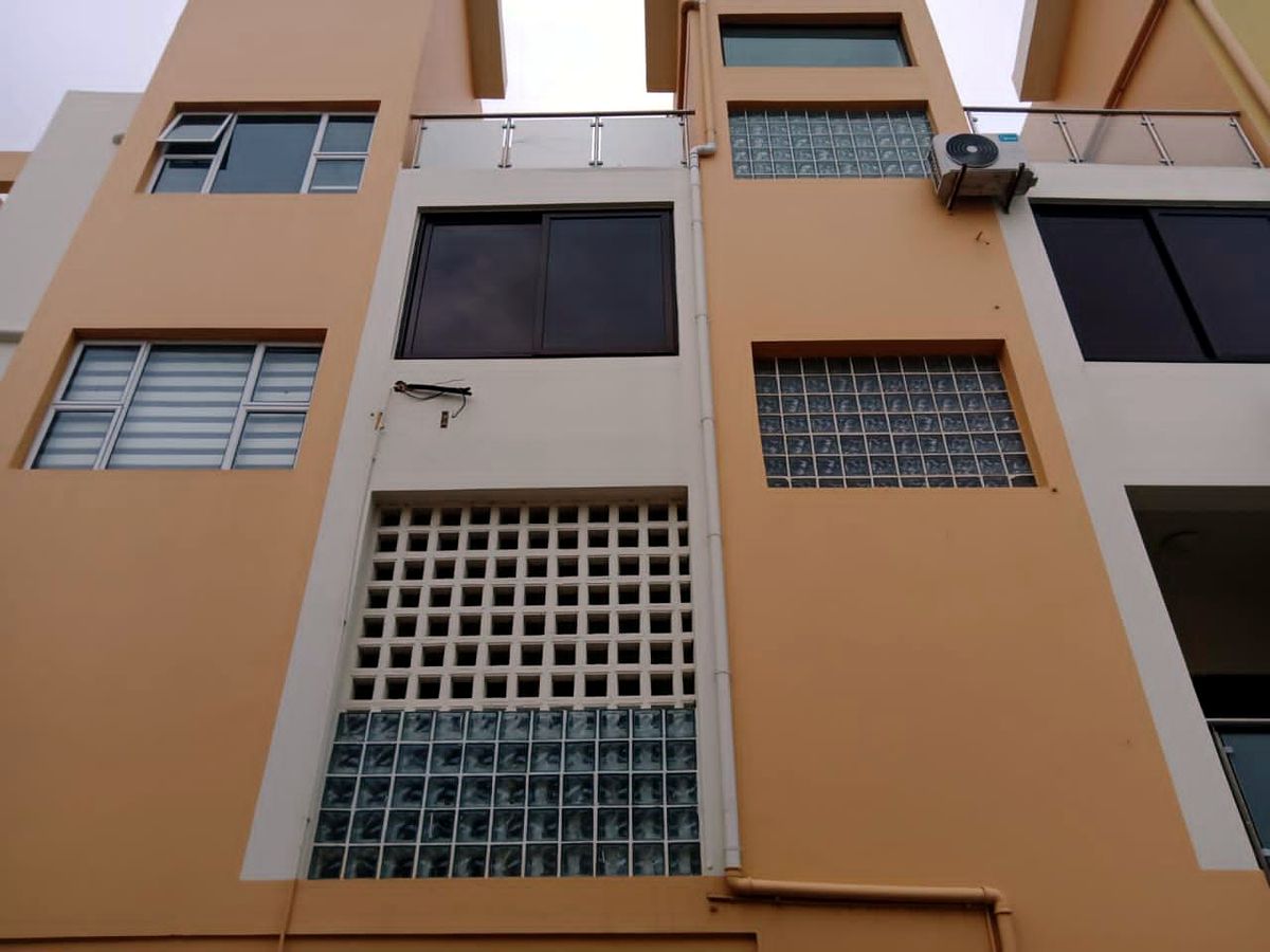 VENDE-SE: Geminada Triplex, T3 + Cave na Shommershield. A propriedade pode ser transformada em até T8/10 consoante necessidade.