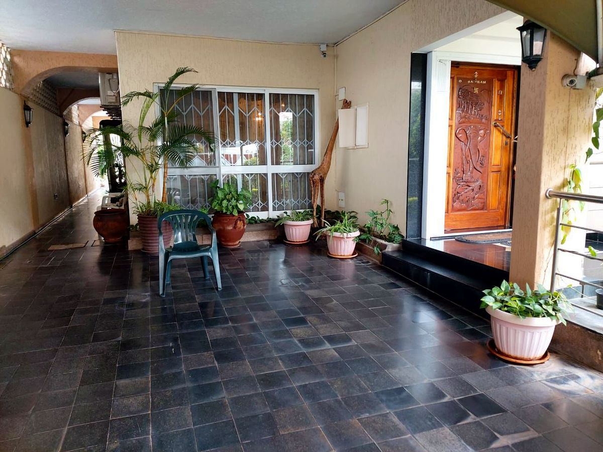 VENDE-SE MORADIA T4 GEMINADA, 1° ABDAR, BAIRRO DA SOMMERSCHIELD PRÓXIMO À CLÍNICA DA SOMMSOMMERSCHIEL.