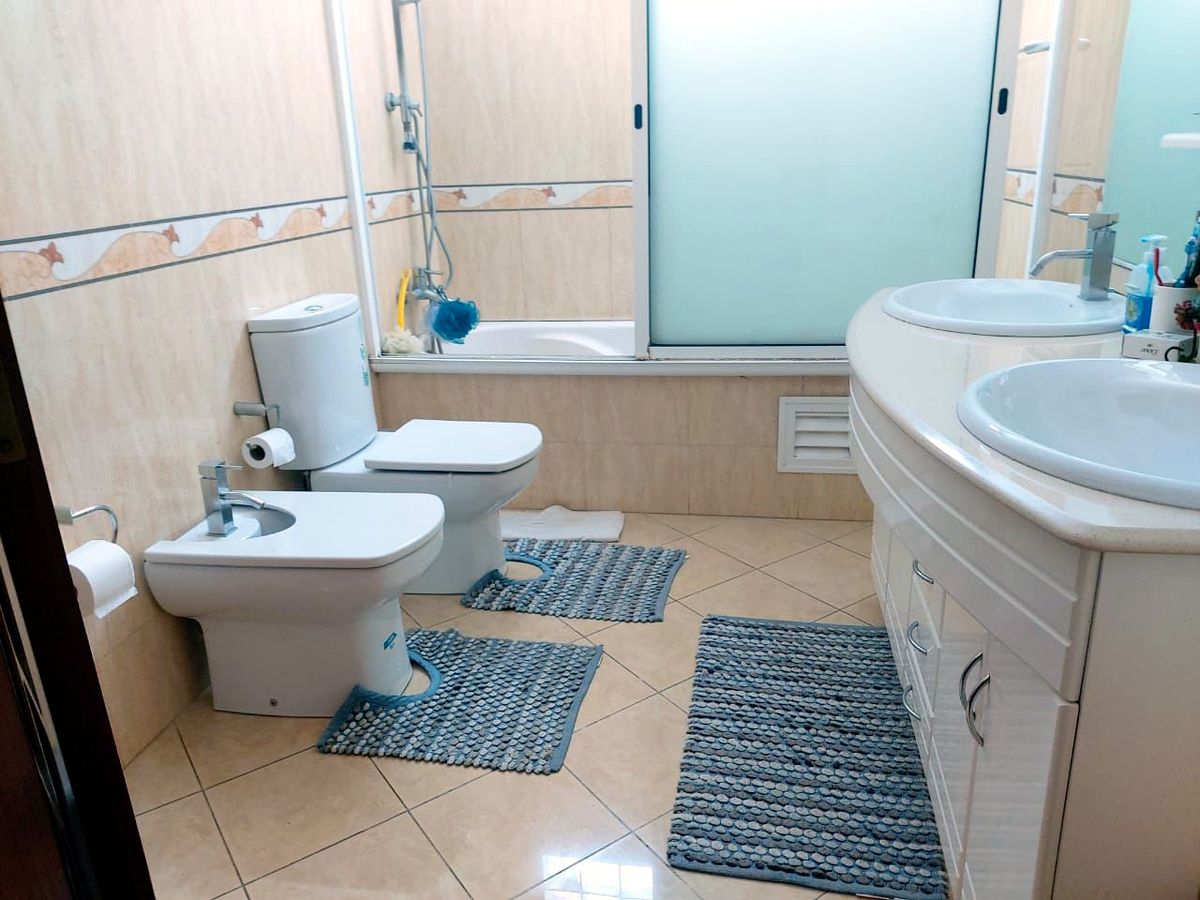 VENDE-SE MORADIA T4 GEMINADA, 1° ABDAR, BAIRRO DA SOMMERSCHIELD PRÓXIMO À CLÍNICA DA SOMMSOMMERSCHIEL.