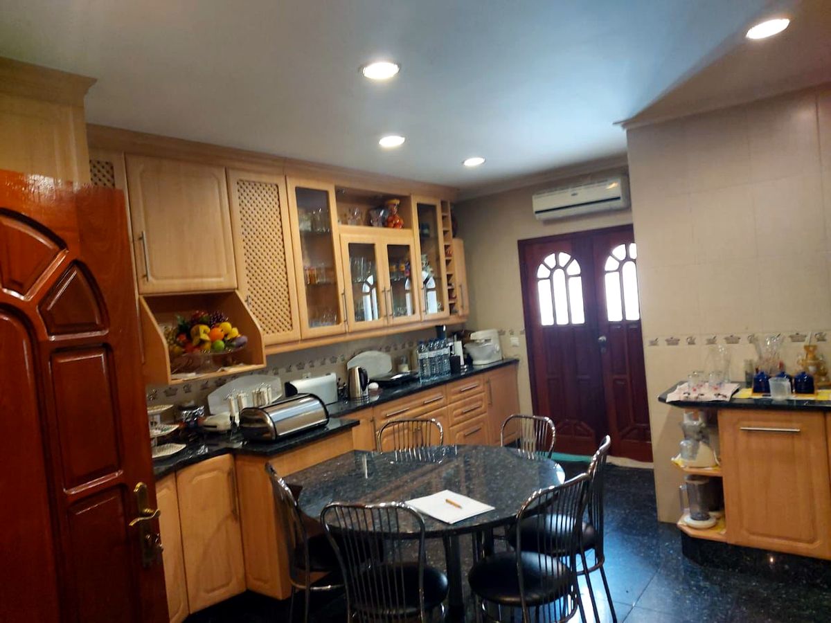 VENDE-SE MORADIA T4 GEMINADA, 1° ABDAR, BAIRRO DA SOMMERSCHIELD PRÓXIMO À CLÍNICA DA SOMMSOMMERSCHIEL.