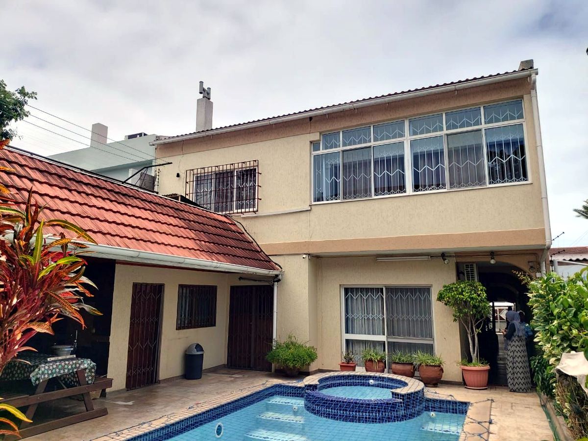 VENDE-SE MORADIA T4 GEMINADA, 1° ABDAR, BAIRRO DA SOMMERSCHIELD PRÓXIMO À CLÍNICA DA SOMMSOMMERSCHIEL.