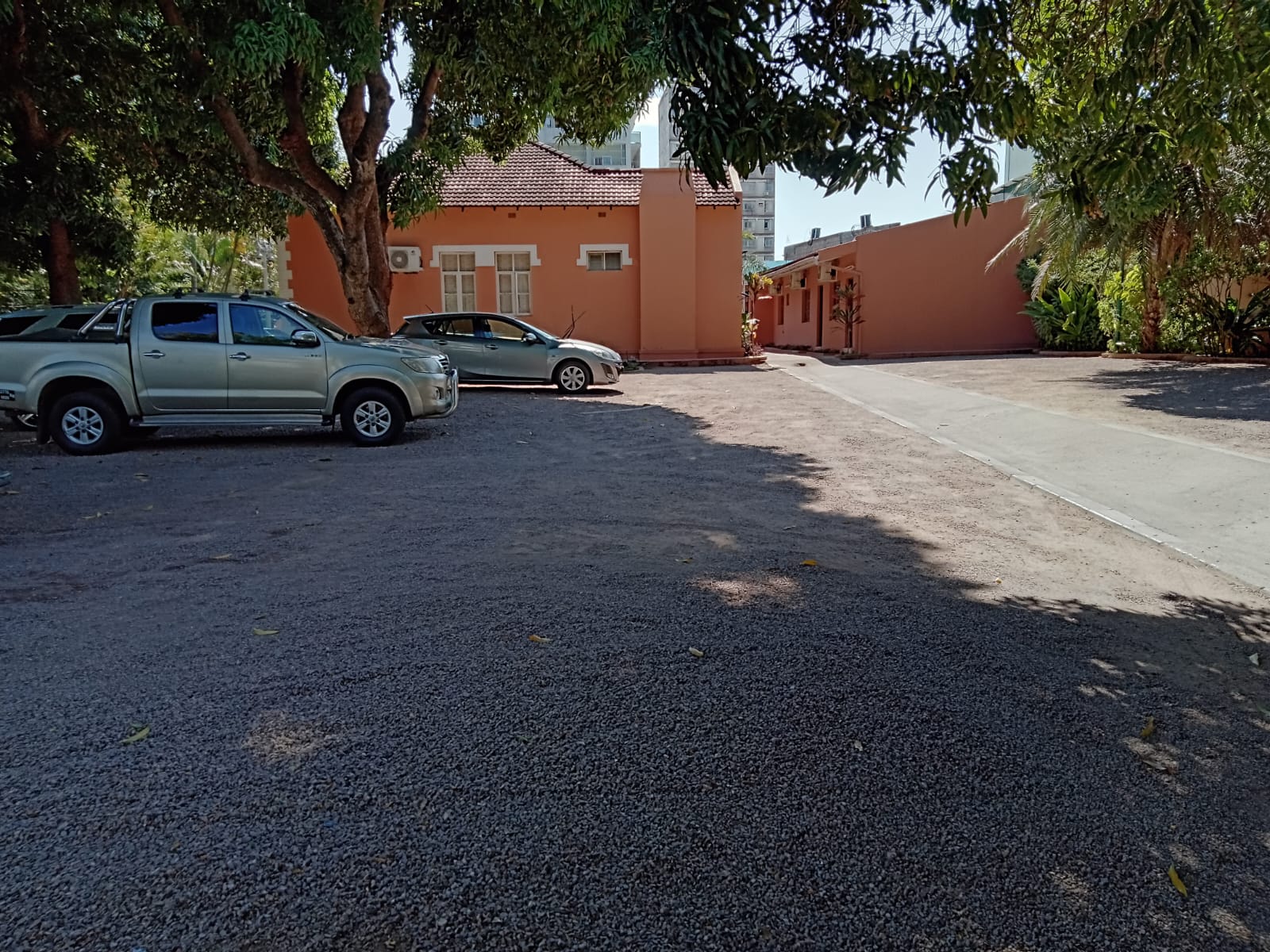 Moradia familiar com anexo — 1306m2 Bairro Central Maputo