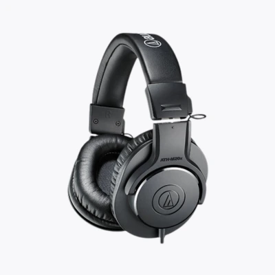 Détail du microphone unidirectionnel du Audio-Technica ATH-AVC500 en position d'utilisation