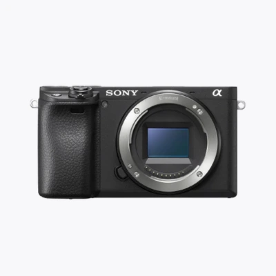 Vue latérale du Sony Alpha 6400 avec objectif monté – Compact, écran orientable et performances pros
