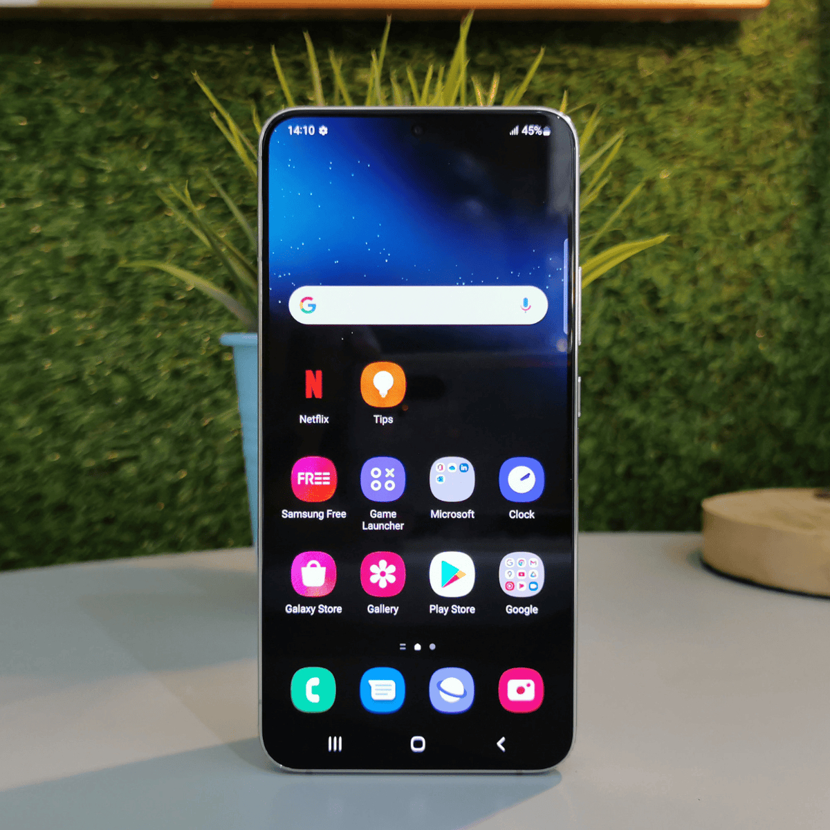 Samsung Galaxy S23 avec écran AMOLED FHD+ et design compact, exposé dans un magasin au Maroc.
