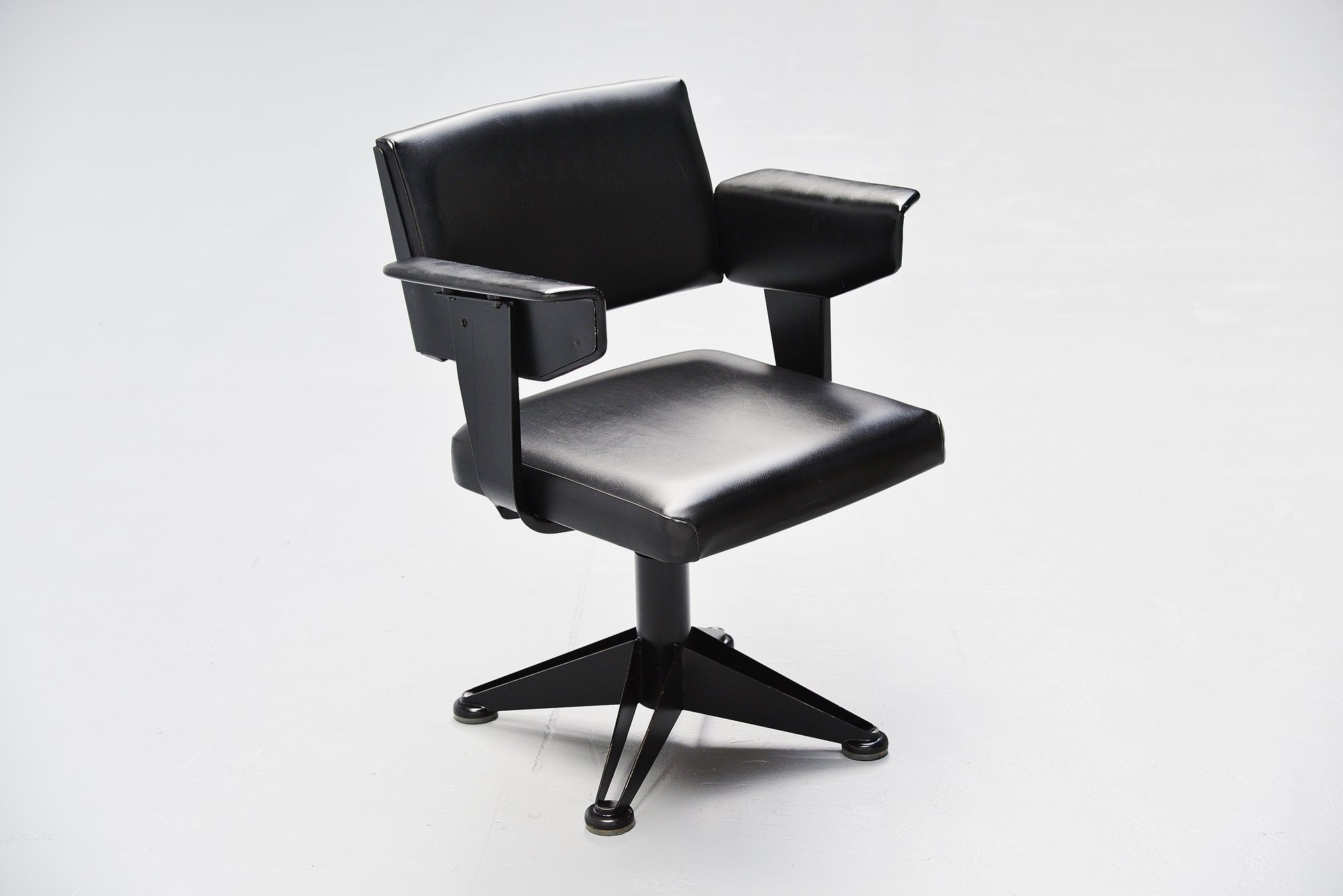 Friso Kramer Revolve Chair