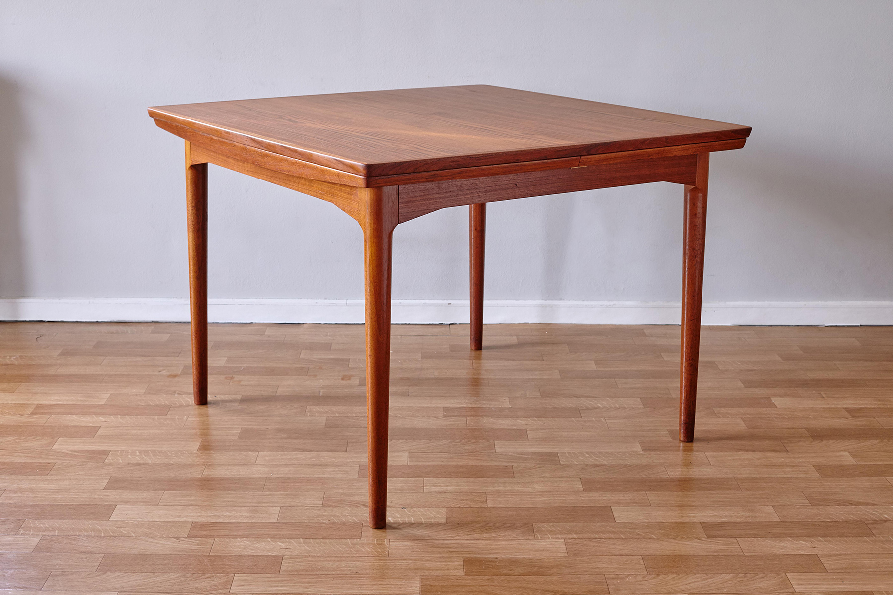 Model 592 Dining Table
