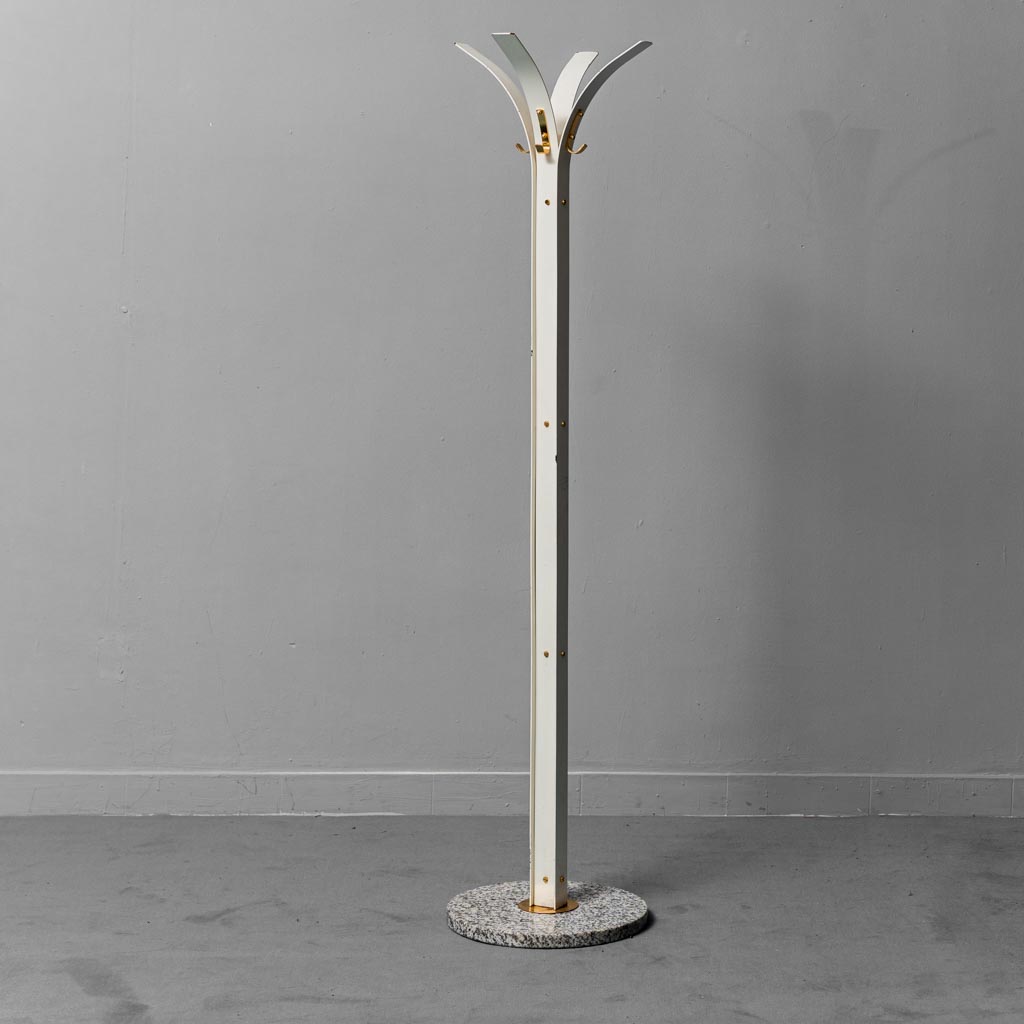 Metal coat rack with 4 arms