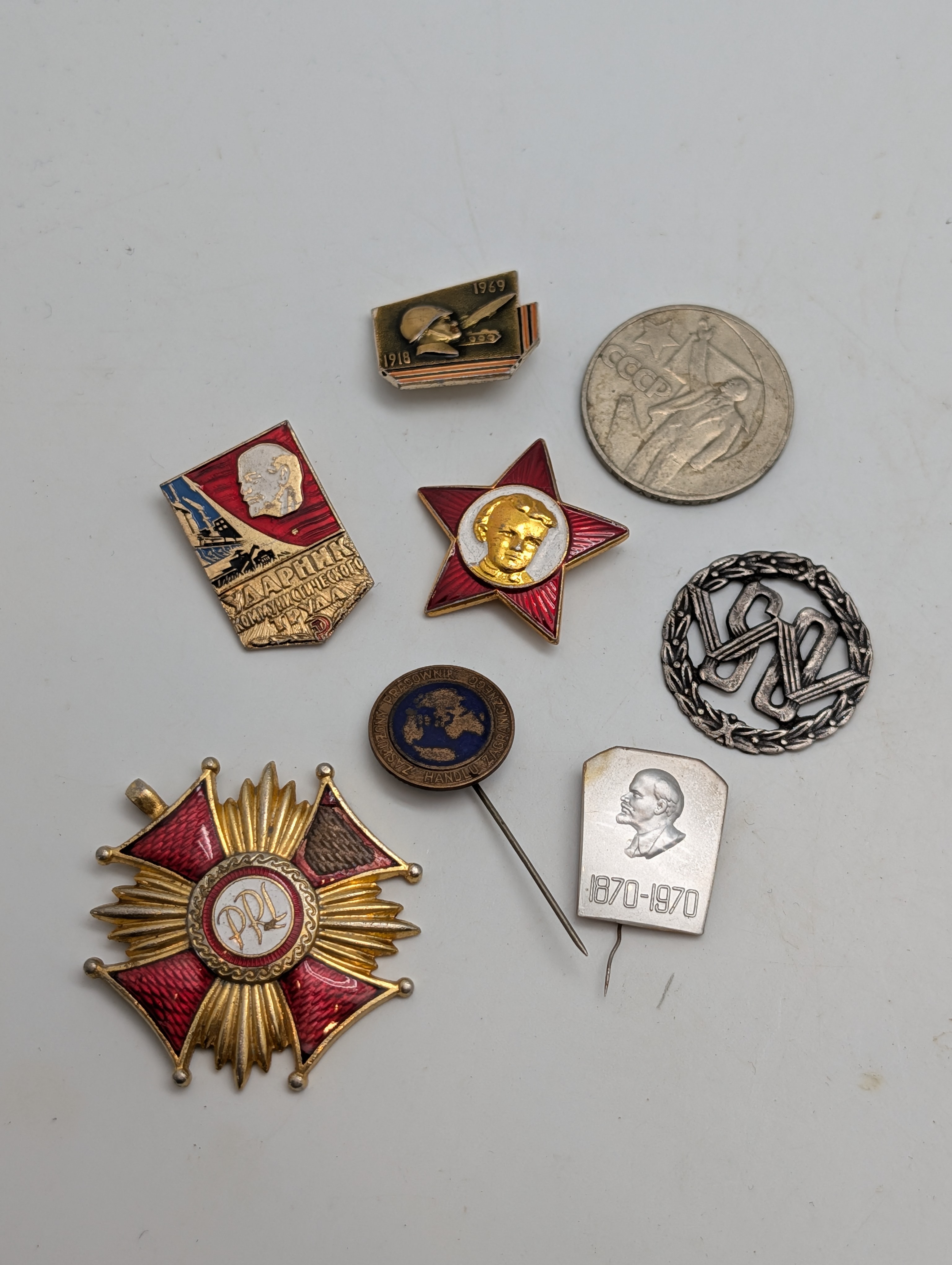 Samling af sovjetiske og polske militære ordener og emblemer