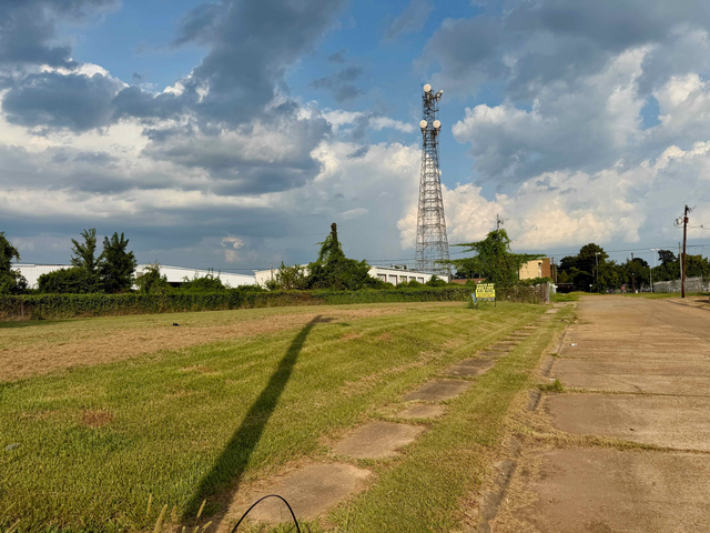 Commercial Lot on Llewellyn Drive