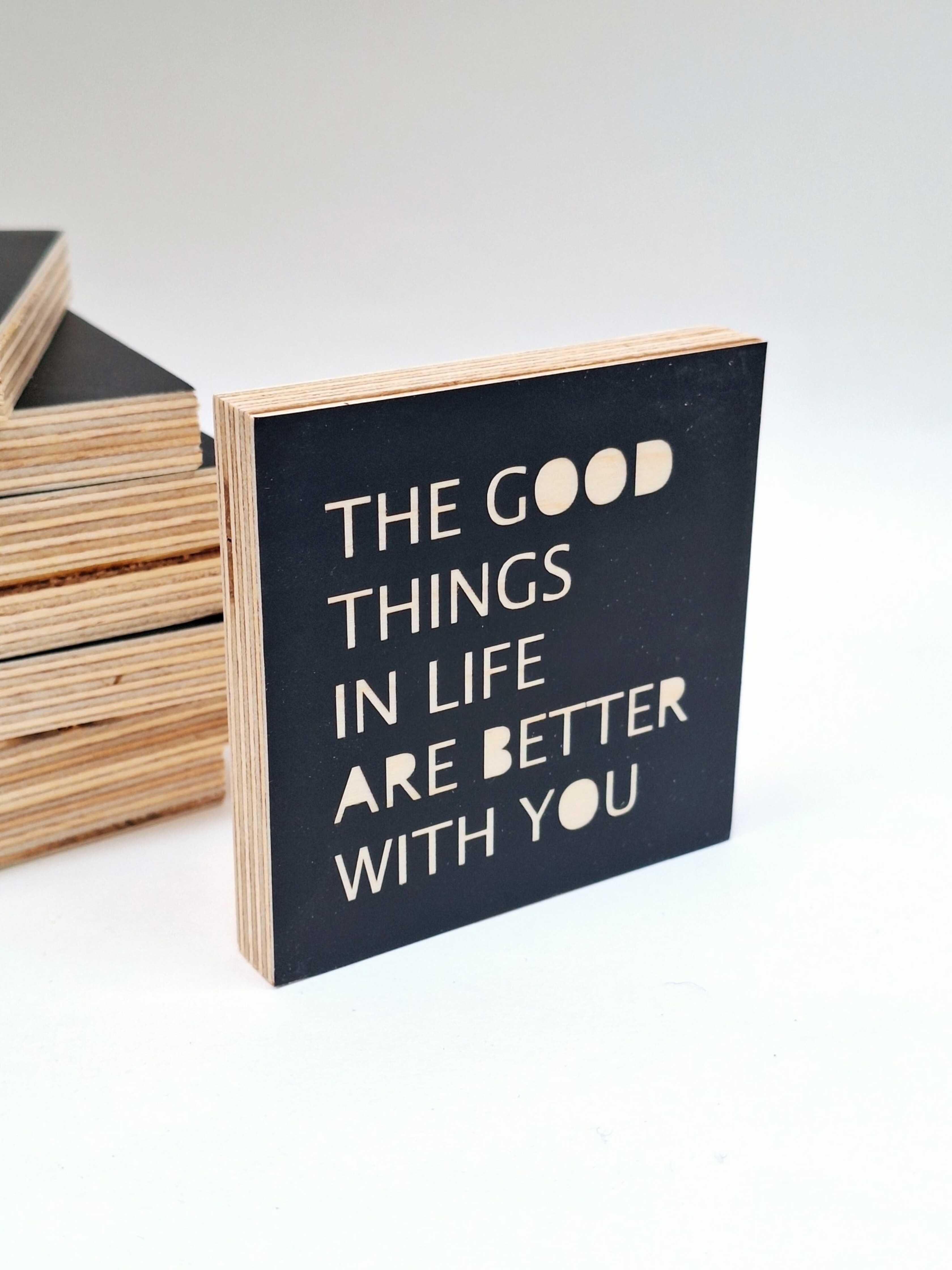 Woodblock with text: The good things in life zwart