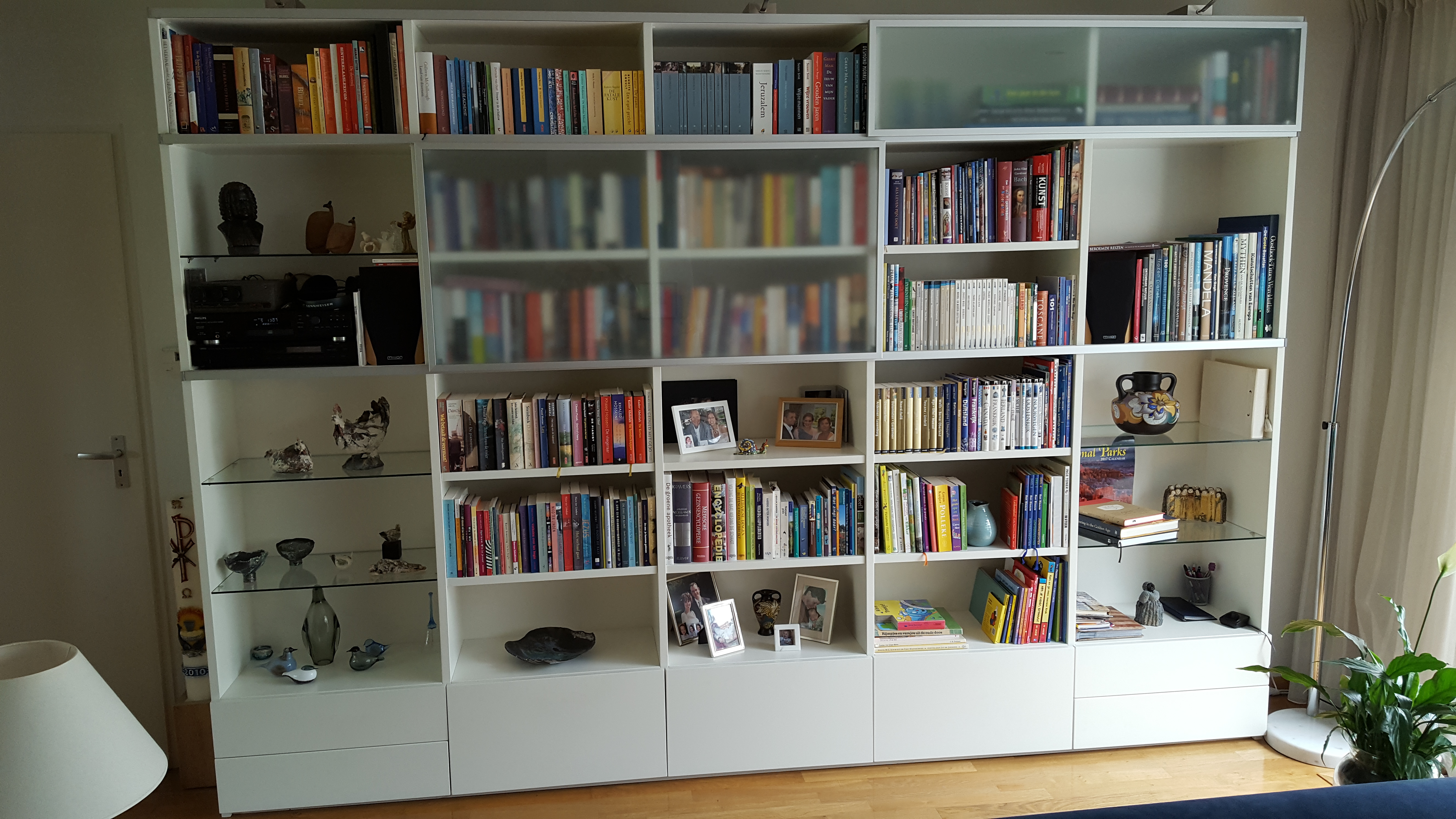 Boekenkast op maat met schuifdeuren van glas