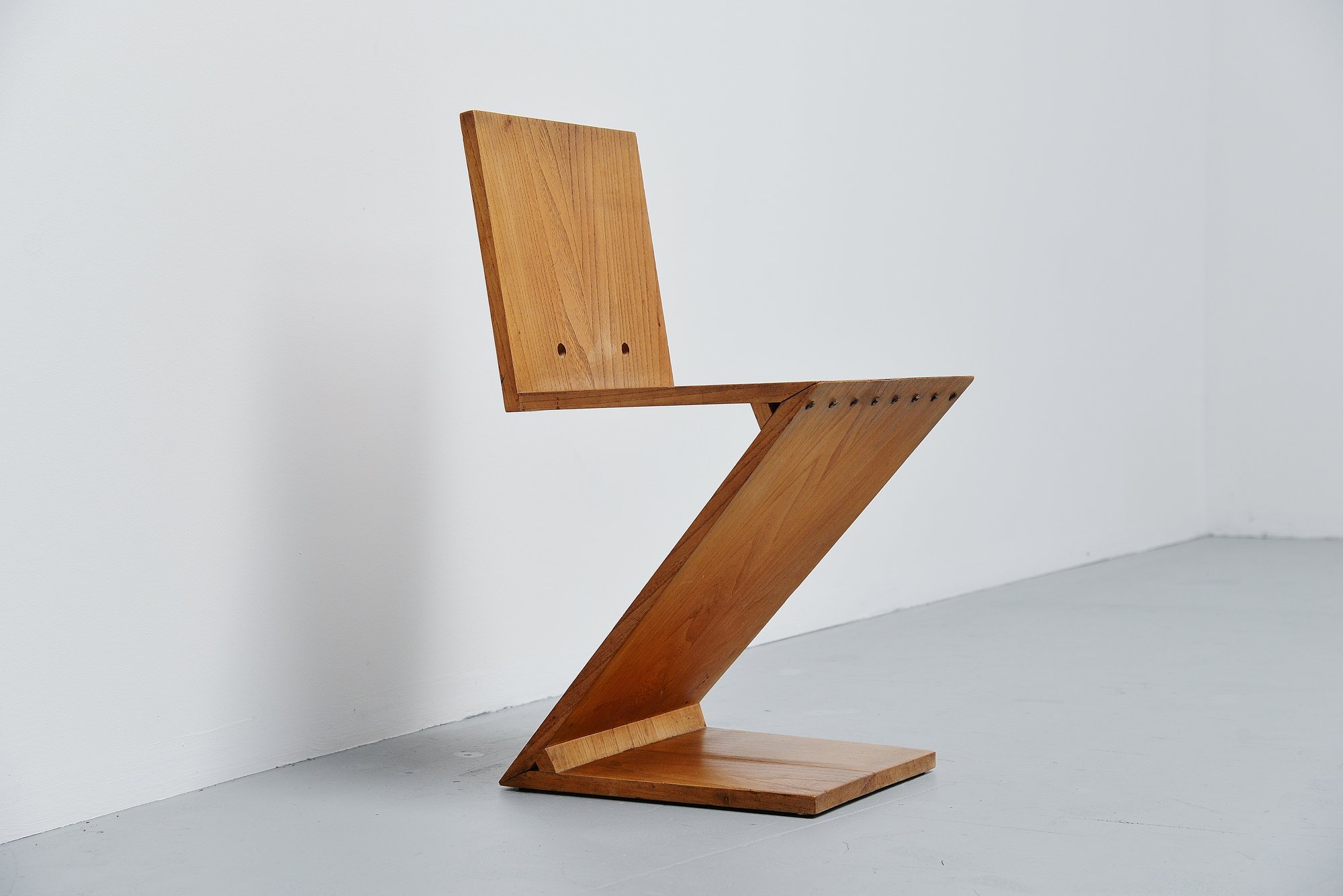 Zig Zag chair by Rietveld, Groenekan edition