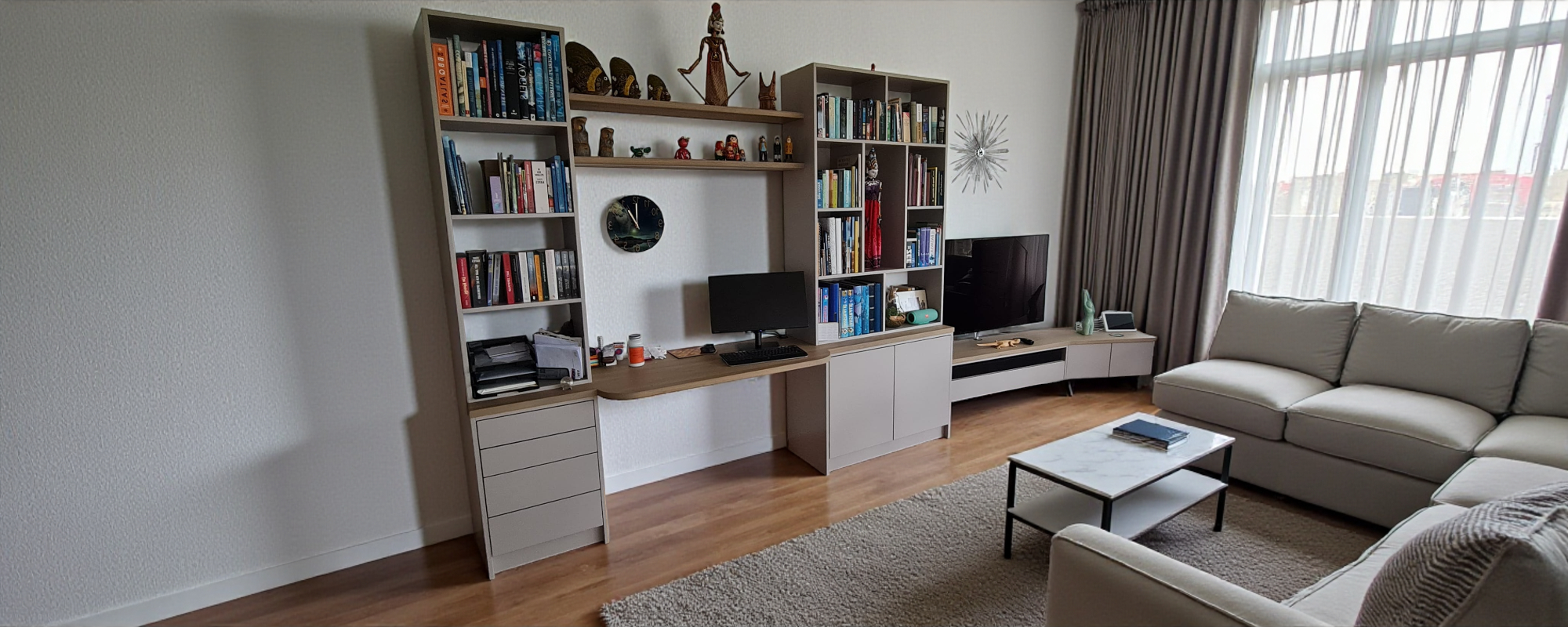 Werkplek, boekenkast en TV meubel in één combinatie meubel.