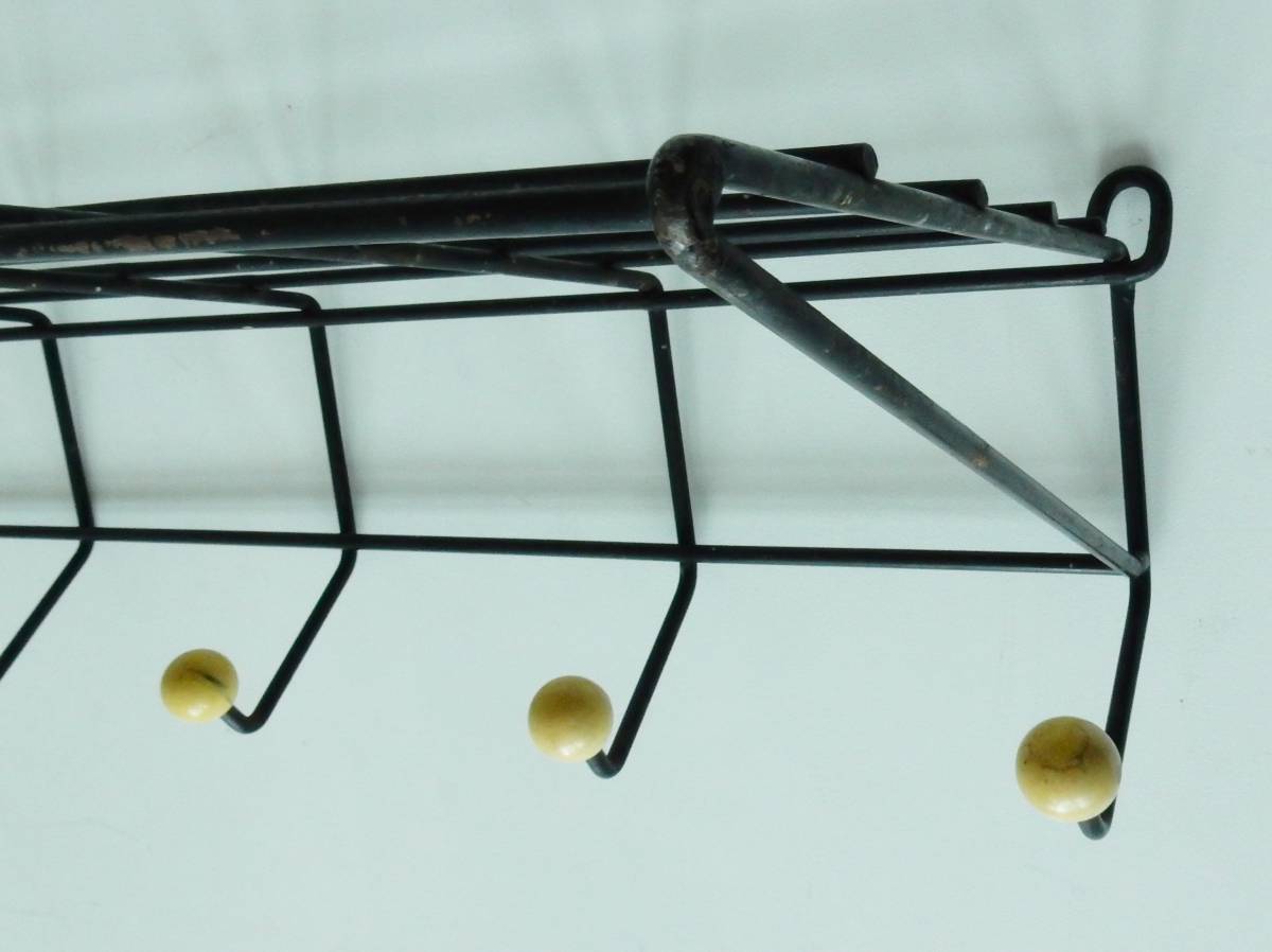 DH05 / Nieuw Deurne Coat Rack