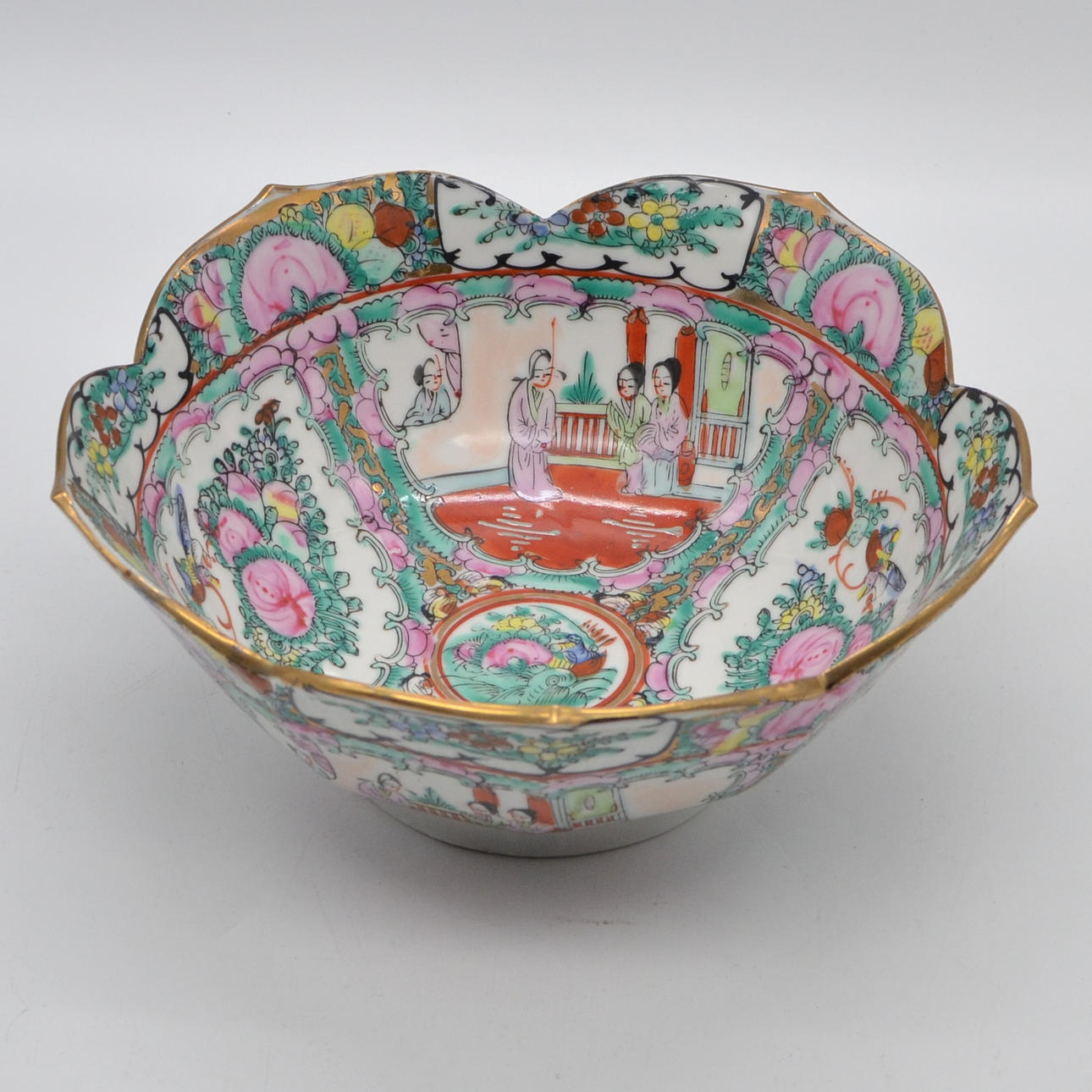 Famille Rose Flower-Shaped Porcelain Bowl
