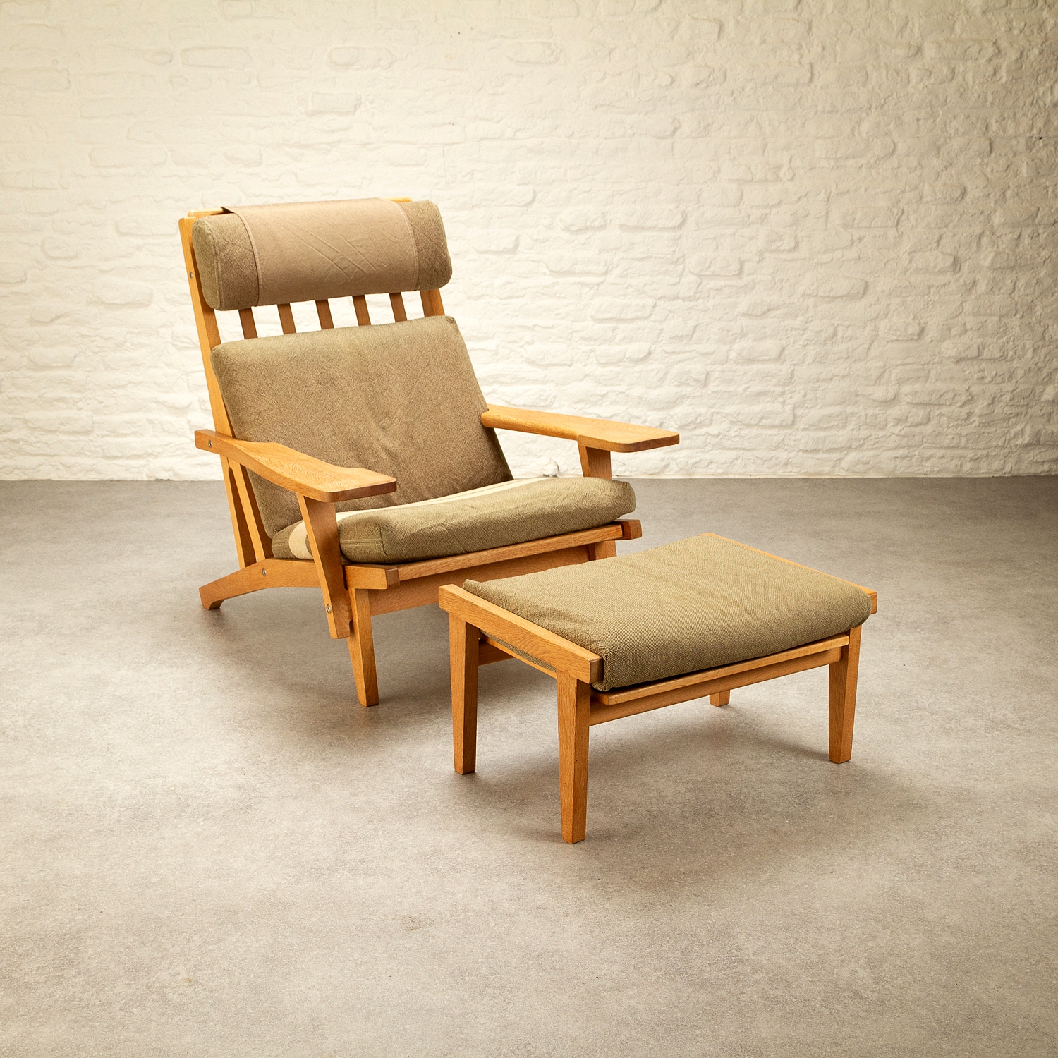 GE375 Armchair by Hans Wegner