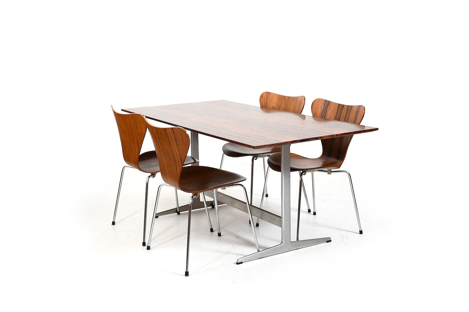 Arne Jacobsen Shaker Table and Series 7 Chairs