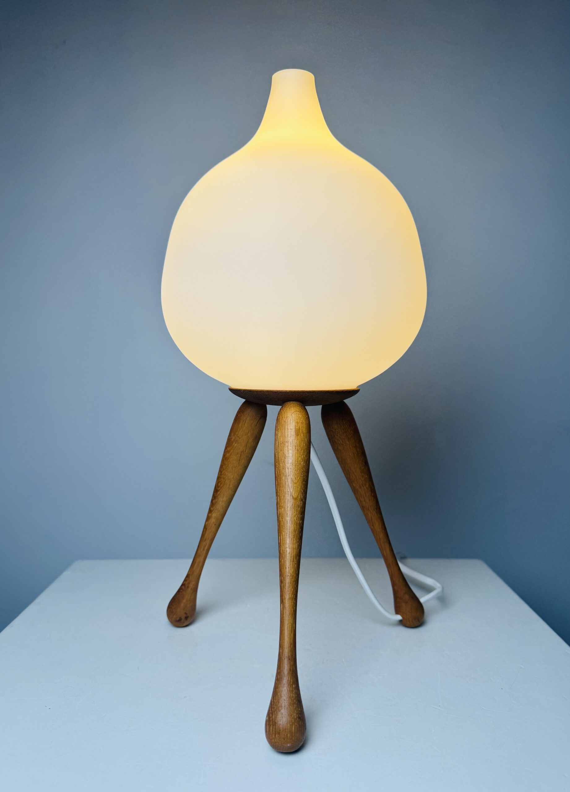 Model 105 Tripod Table Lamp