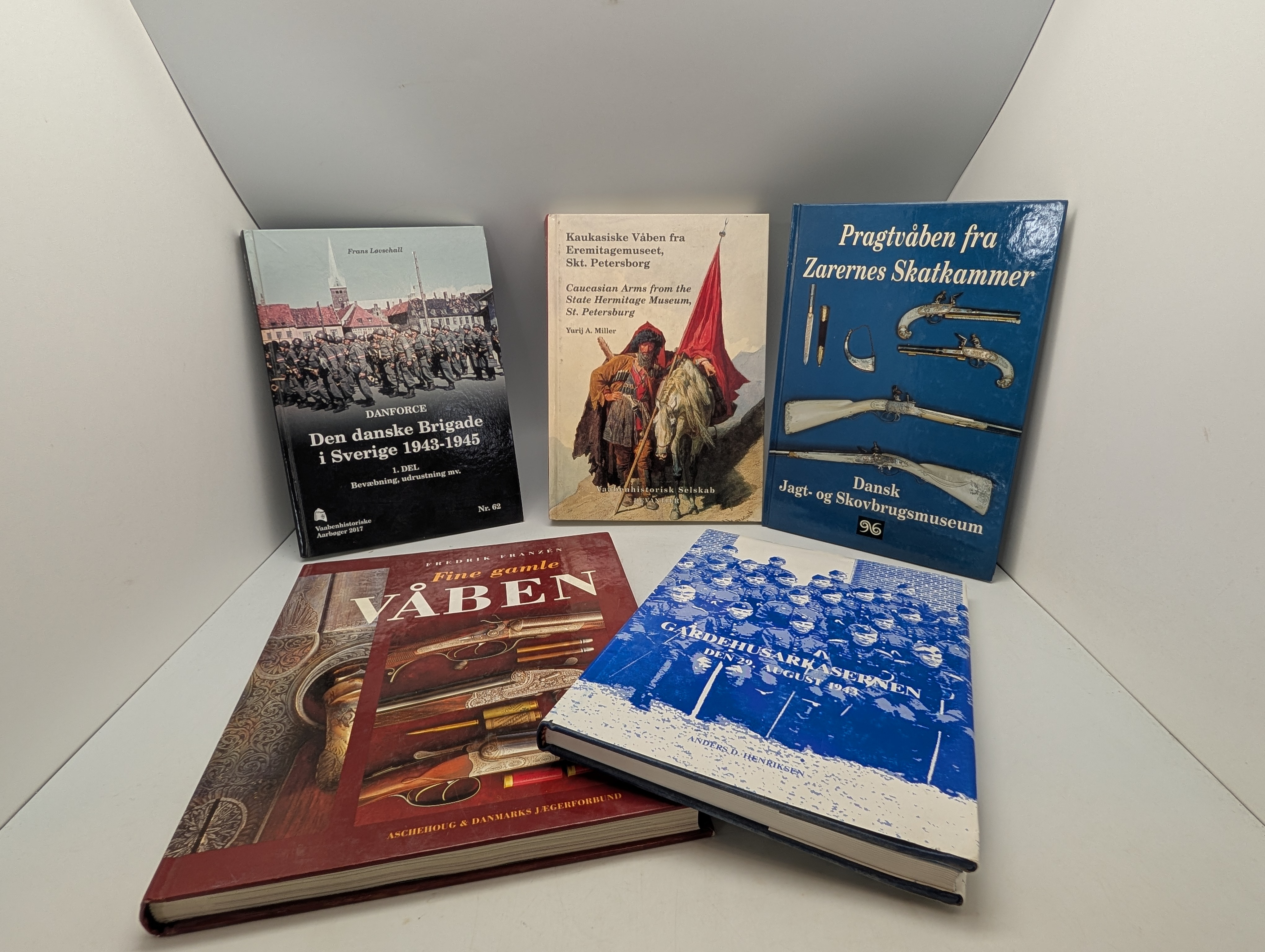 Samling af 5 bøger om historiske våben og militærhistorie