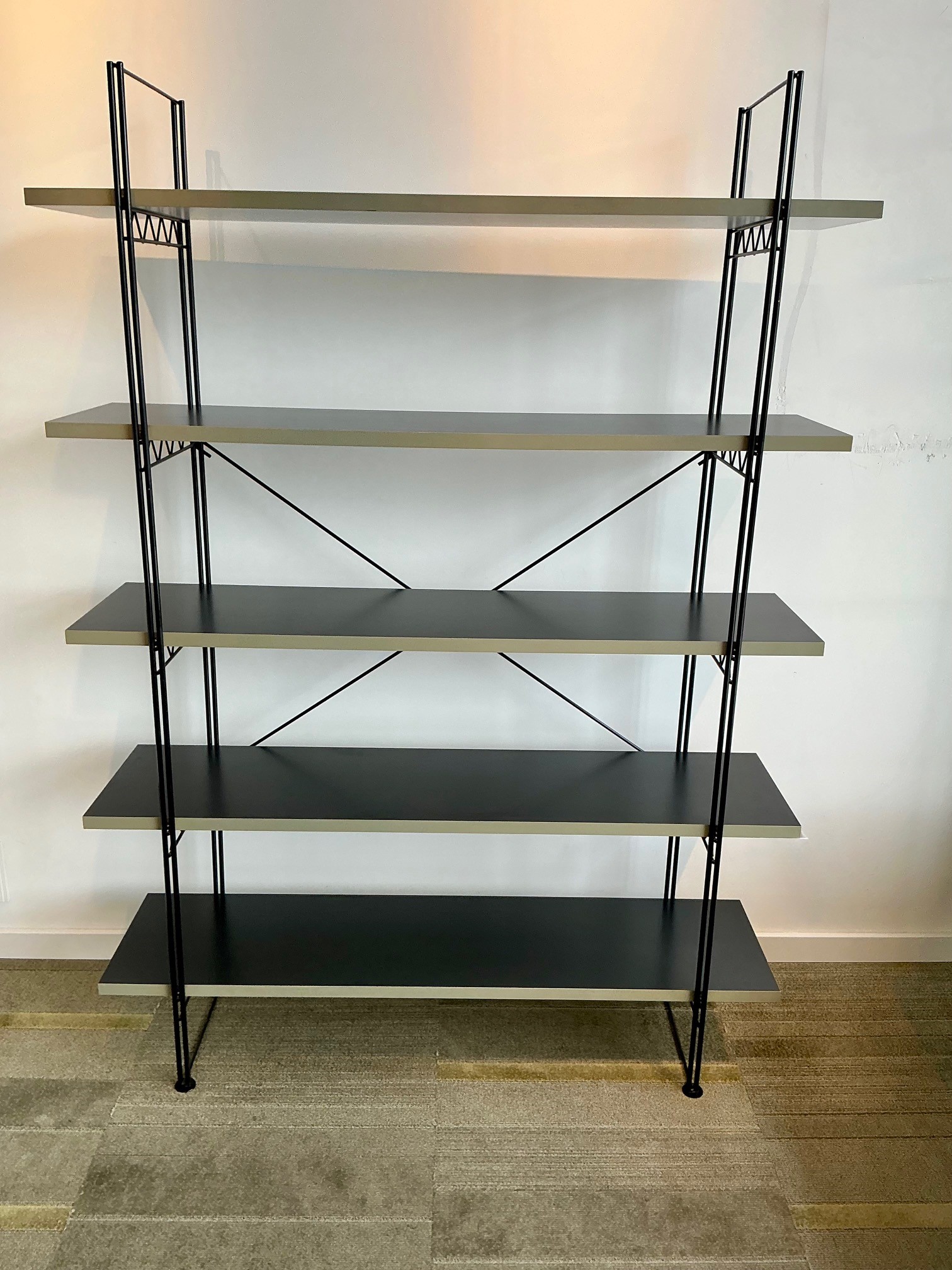 Boekenkast met vijf planken