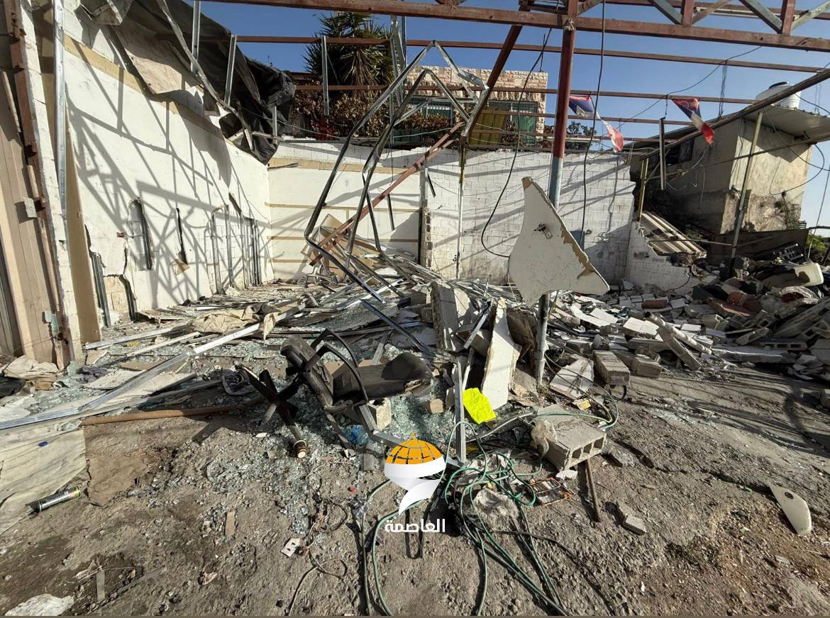 القدس: الاحتلال يهدم منشآت تجارية  في حزما ومتنزها للأطفال في مخماس