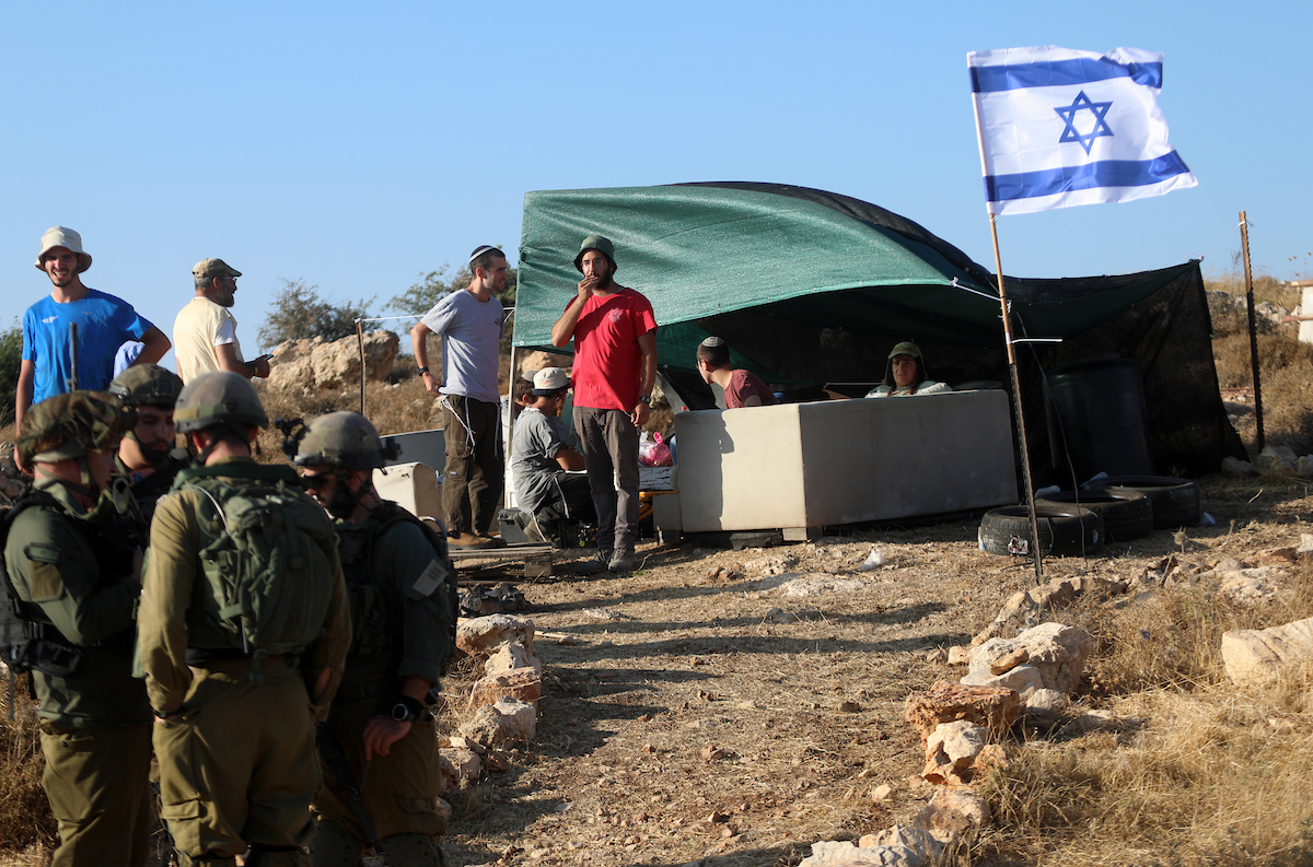 اعتداءات للمستوطنين على أراضي وممتلكات المواطنين في رام الله والقدس