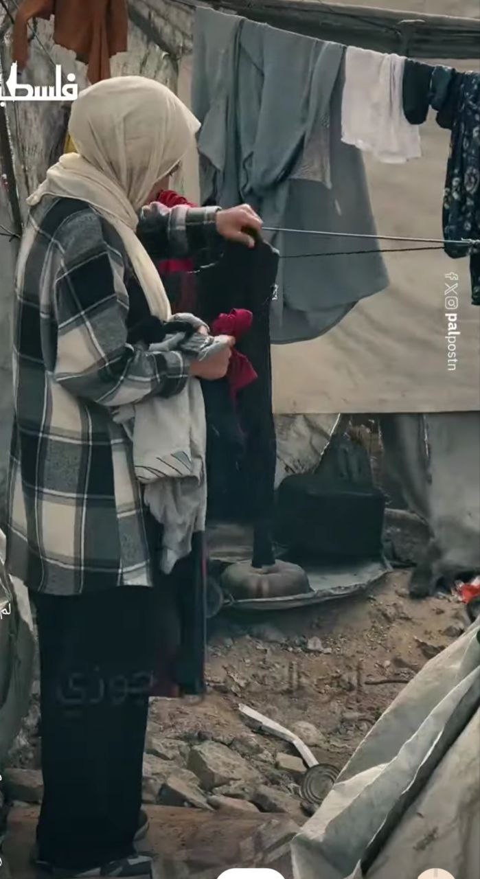 فلسطينية من قطاع غزة تروي تفاصيل معاناة عائلتها، تزامناً مع استقبالها لشهر رمضان داخل خيمة