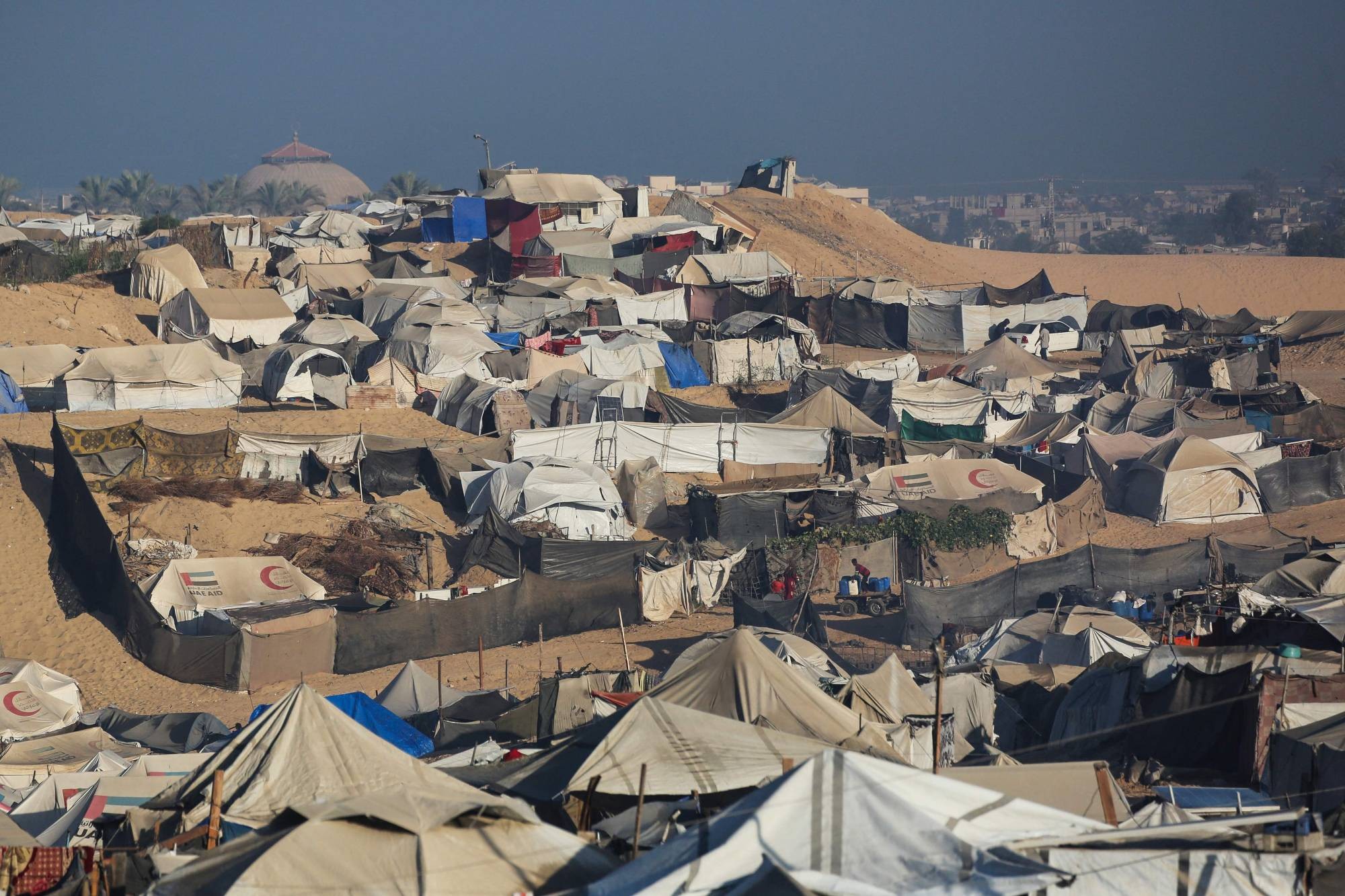 خيام النازحين تذوب وتبلى وشح شديد في مواد الإيواء