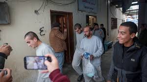 الاحتلال يفرج عن 12 أسيرا من قطاع غزة بينهم سيدة