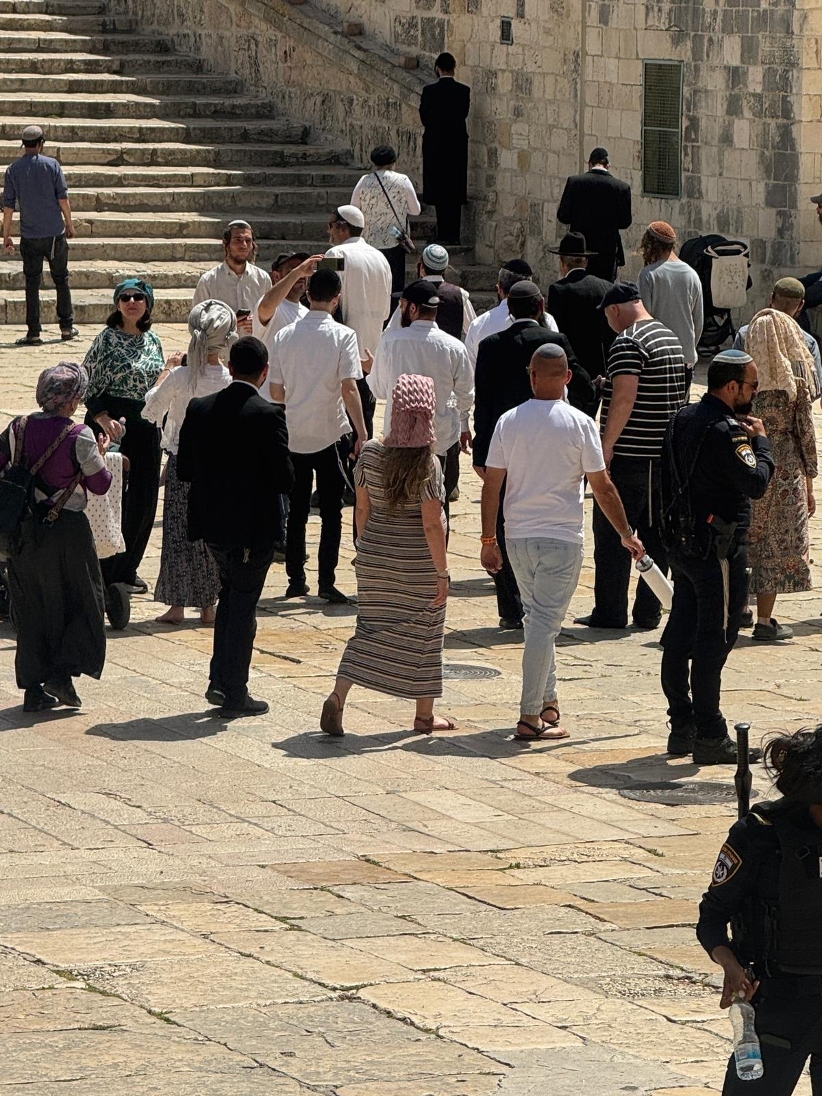 مستوطنون يقتحمون المسجد الأقصى بحماية قوات الاحتلال