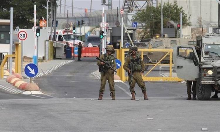 الاحتلال ينصب بوابة حديدية عند مدخل البيرة الشمالي