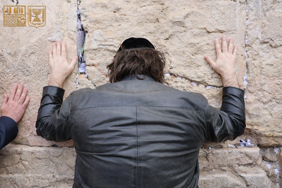 الرئيس الأرجنتيني يقتحم حائط البراق ويؤدي طقوساً دينية برفقة حاخامات