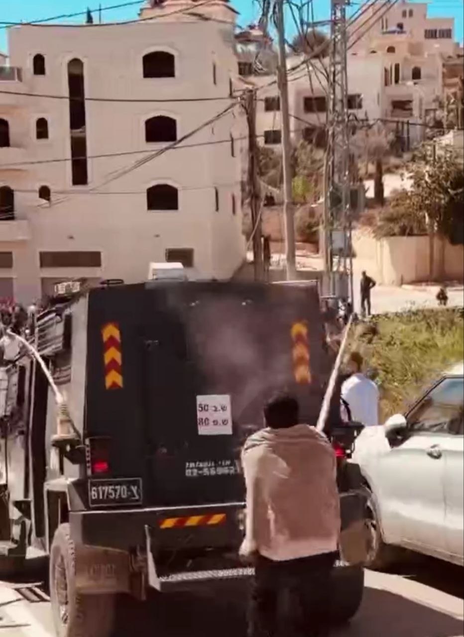 الاحتلال يهاجم موكب تشييع شهيدين ويقمع الأهالي في قرية المغير