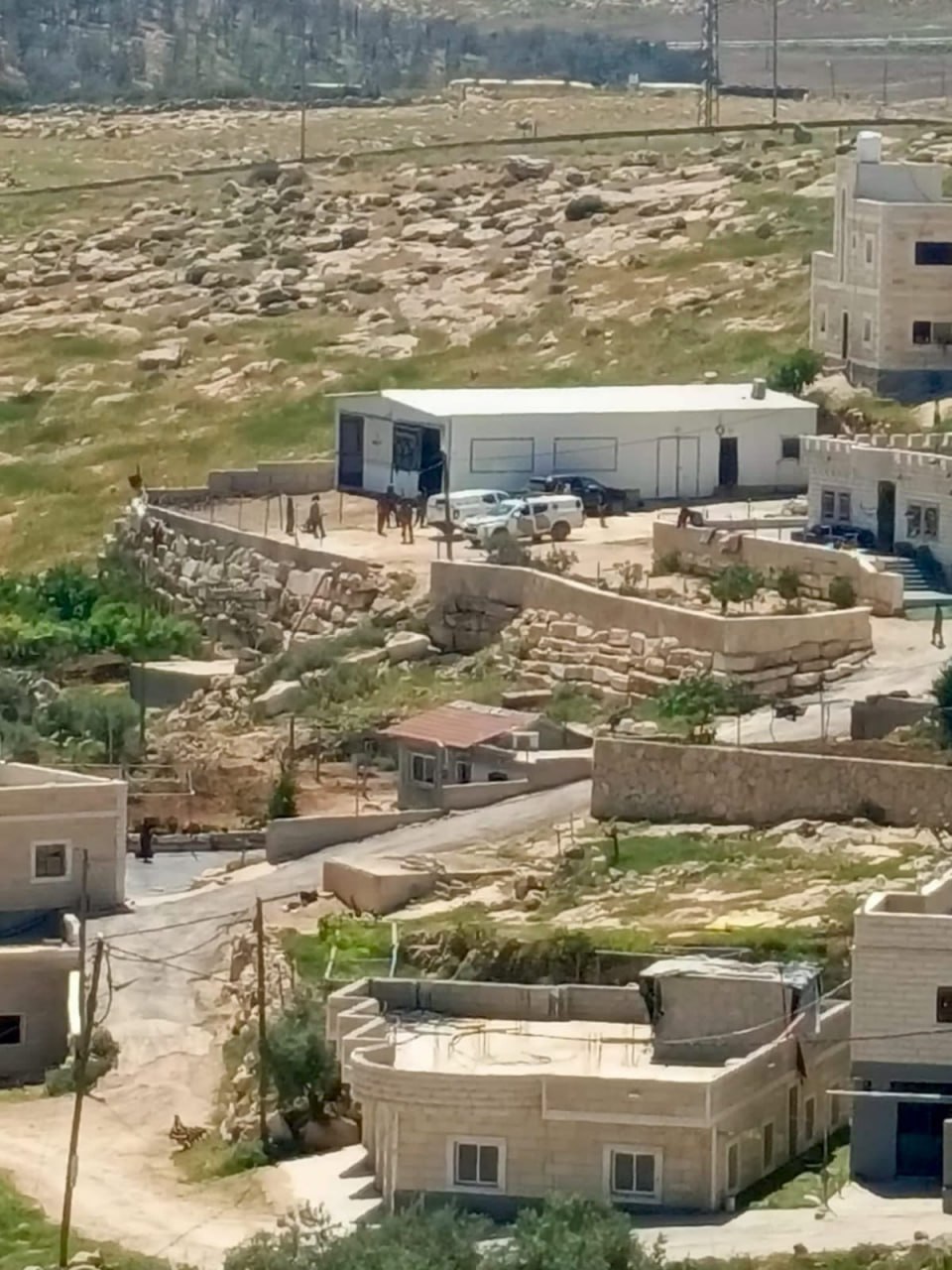 الخليل: الاحتلال يخطر بوقف العمل والبناء في سبعة منازل شرق يطا