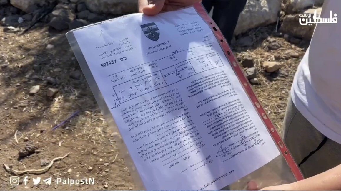 الخليل: الاحتلال يخطر بوقف العمل في منزلين ويقتلع مئات أشجار العنب