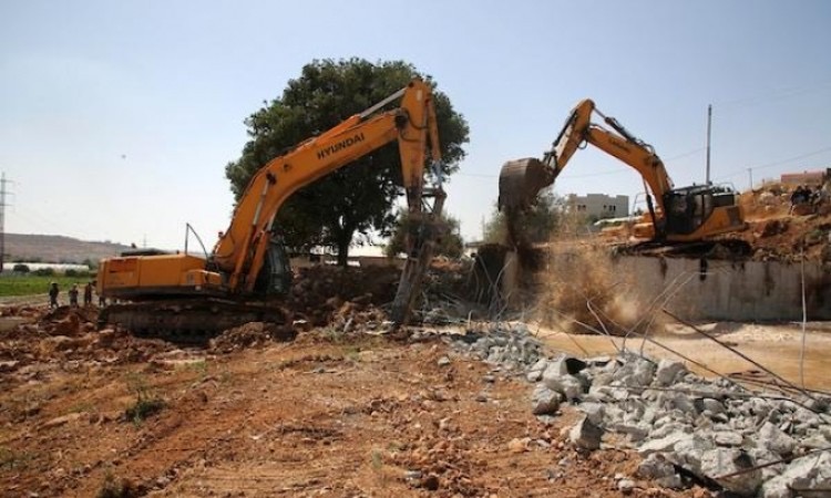 الاحتلال يجبر عائلة فلسطينية على هدم 7 منازل شمال القدس