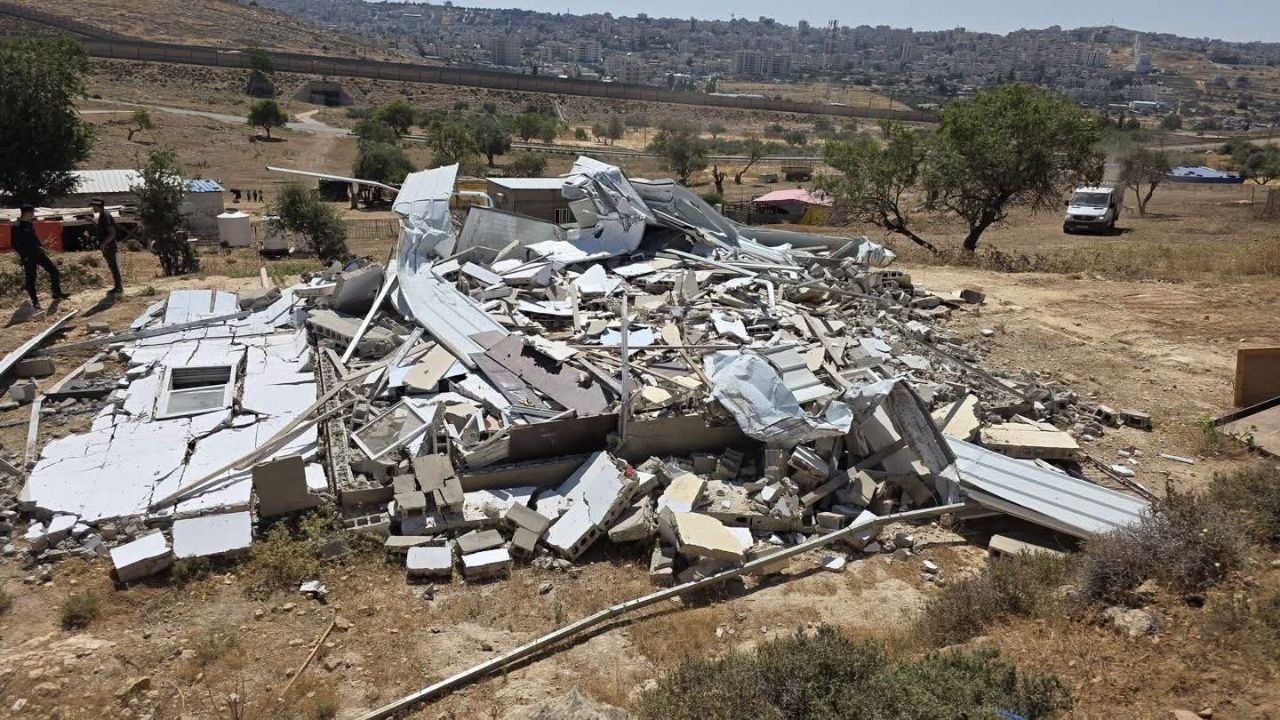 القدس: الاحتلال يهدم منزلاً في بيت حنينا ويخطر بإزالة غرفة في سلوان