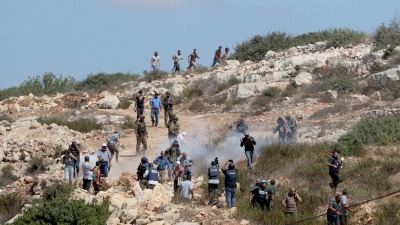 إصابة صحفي واندلاع مواجهات خلال تصدي المواطنين لبؤرة استيطانية شمال غرب رام الله