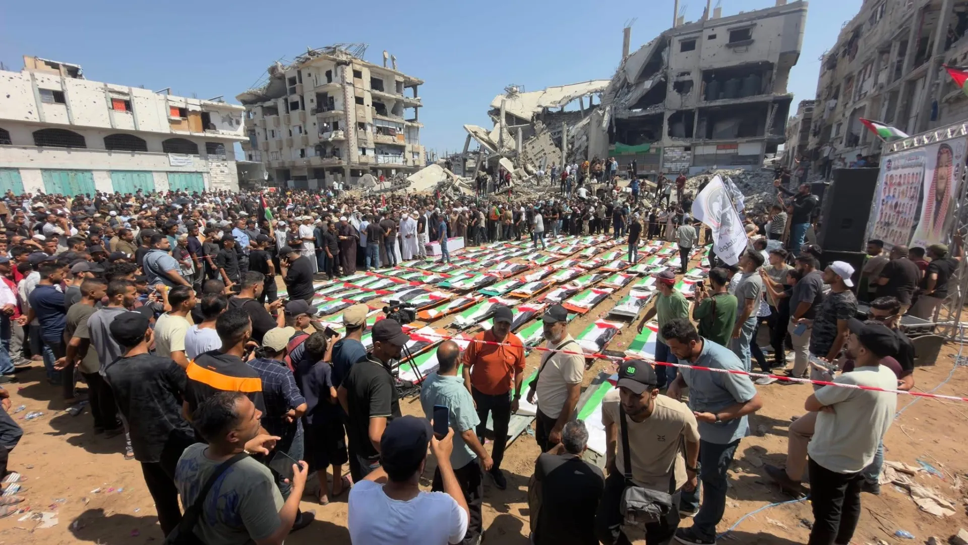 مجازر لا تُمحى من الذاكرة.. غزة تشهد أكبر جنازة في تاريخها وتشيع رفات 112 شهيداً