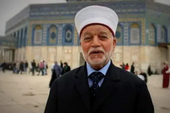الاحتلال يجدد إبعاد مفتي القدس عن المسجد الأقصى لمدة ستة أشهر