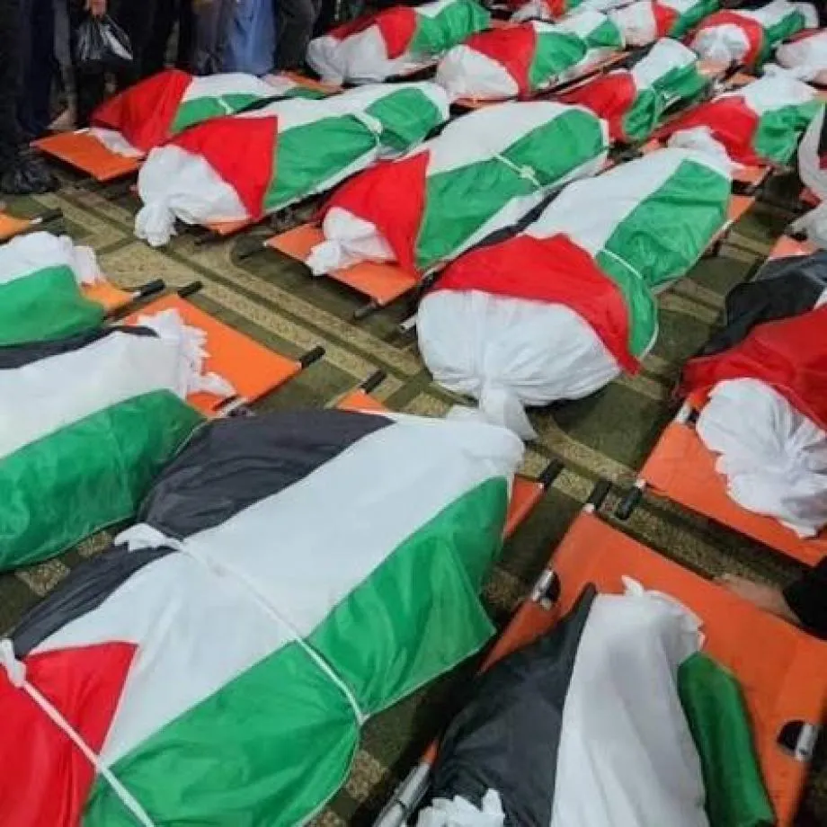 غزة تشيع 50 شهيدا عقب انتشالهم من تحت الأنقاض