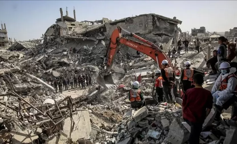 الدفاع المدني ينتشل رفات 12 شهيدا من منزلين في النصيرات وغزة