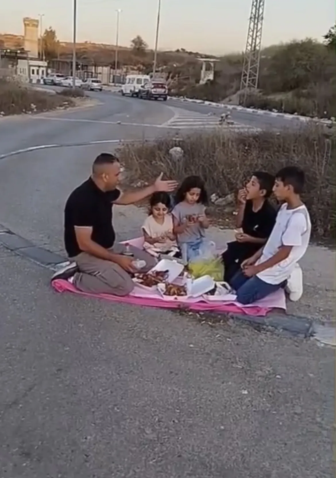الاحتلال يمنع نحو 30 مواطنًا من العودة إلى منازلهم في بيت إكسا لليوم الثاني