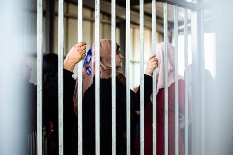 خلف القضبان والأغلال.. 9 فلسطينيات وضعن مواليدهن في سجون الاحتلال