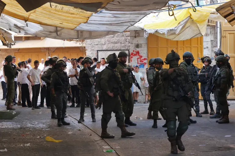 الاحتلال يعتقل 6 فلسطينيين ويقتحم منازل في نابلس والخليل وبيت لحم