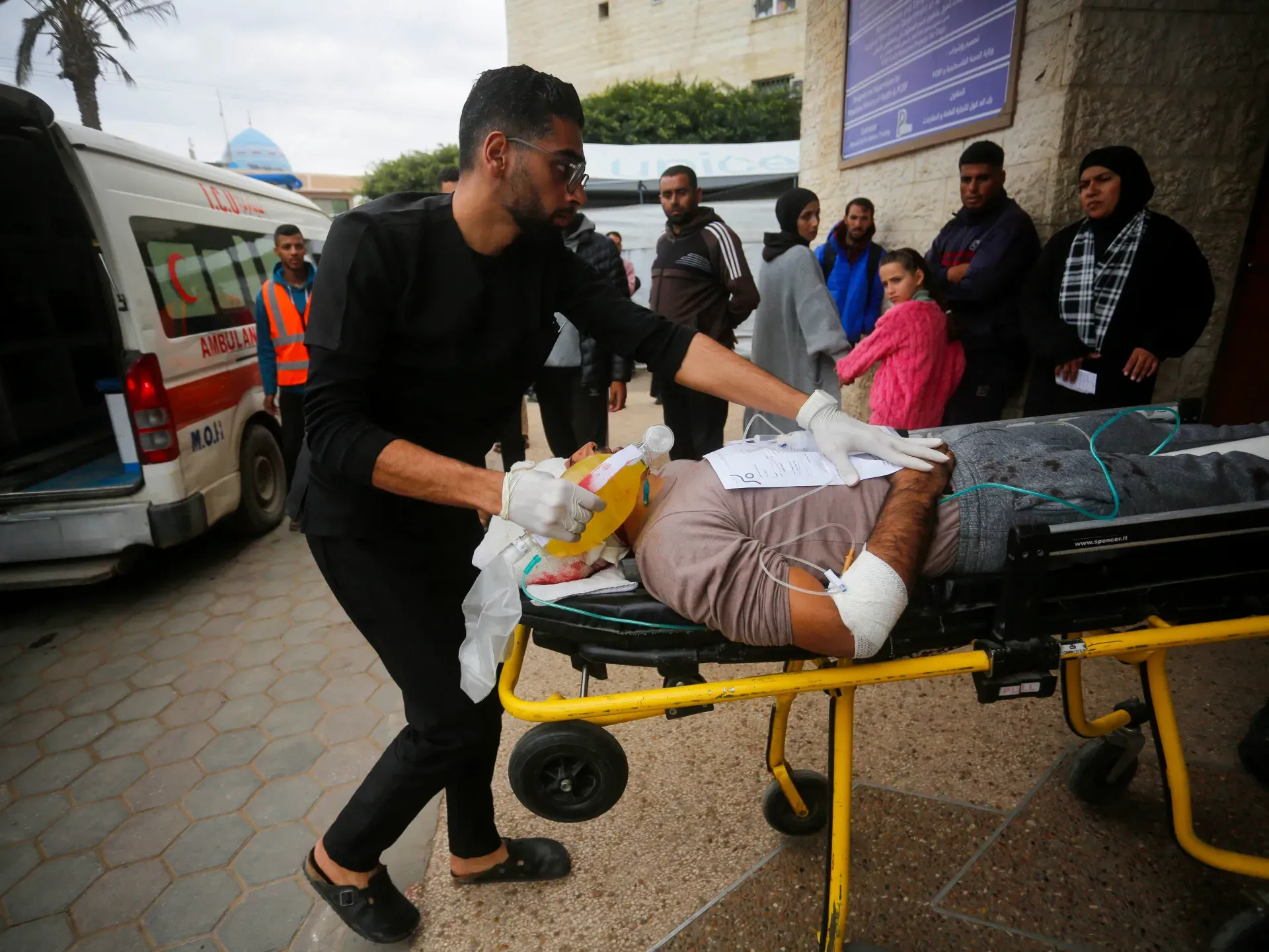 استشهاد شاب بقصف الاحتلال شرق غزة وطفلة متأثرة بإصابتها وسط القطاع