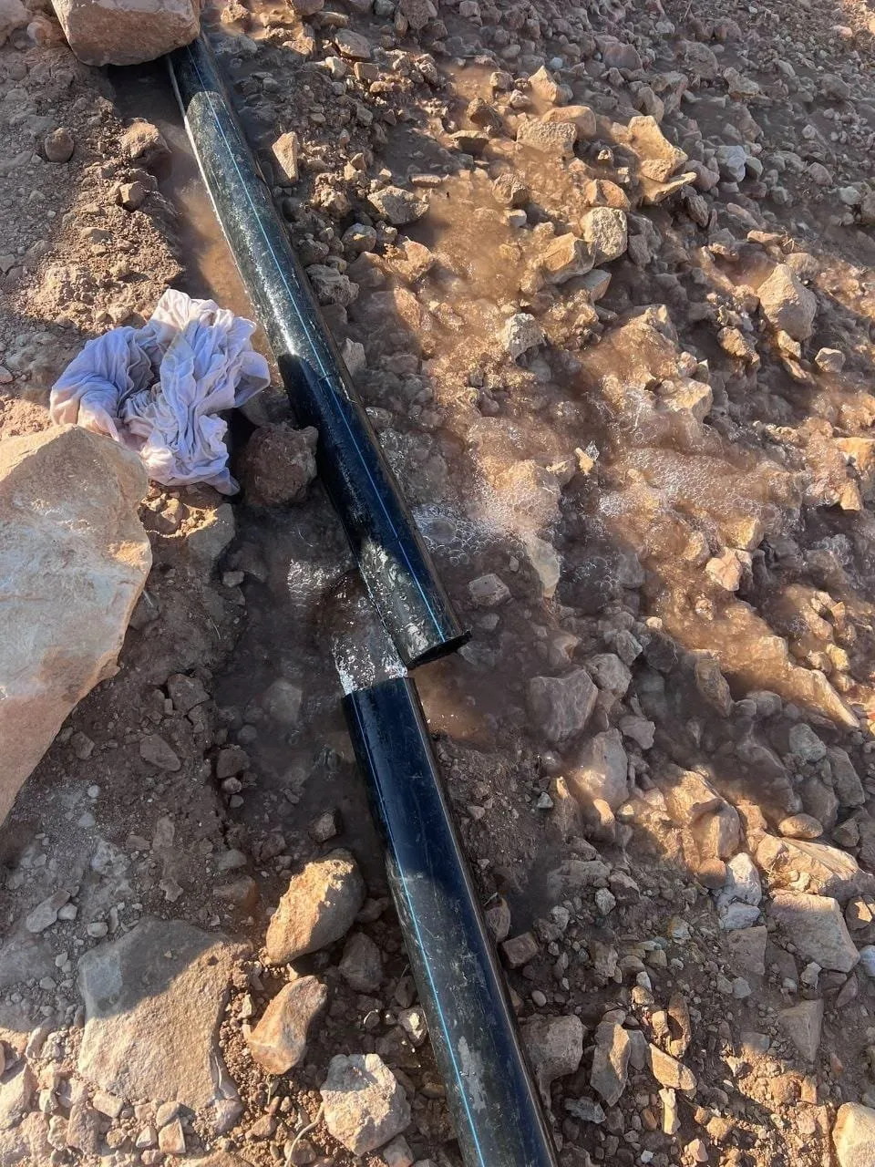 مستوطنون يقطعون خط المياه عن قرية أدقيقة جنوب الخليل