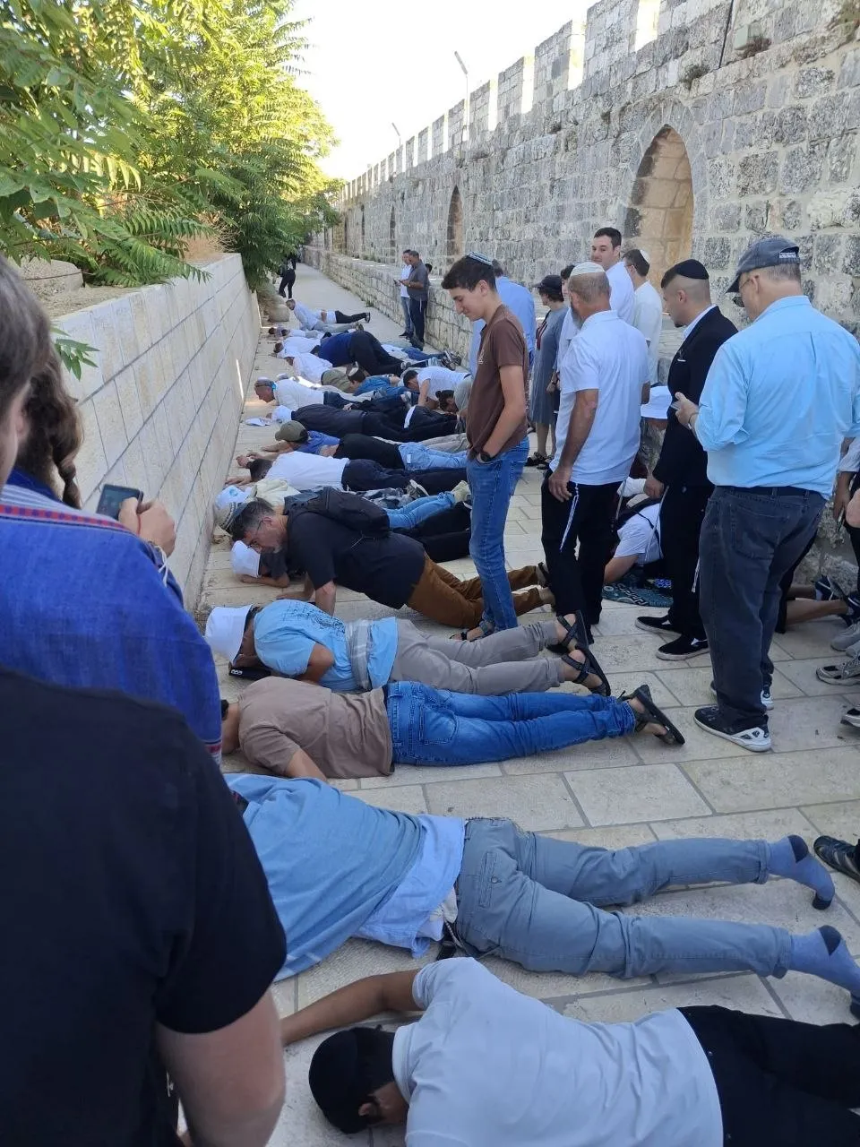 مستوطنون يقتحمون المسجد الأقصى ويؤدون طقوساً تلمودية بالتزامن مع "يوم الغفران" 